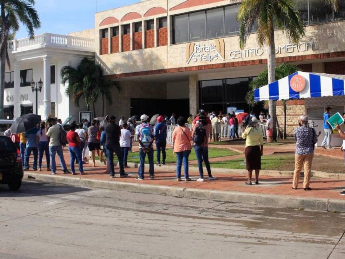 En Cartagena centros comerciales reciben 95 mil personas en el día sin IVA