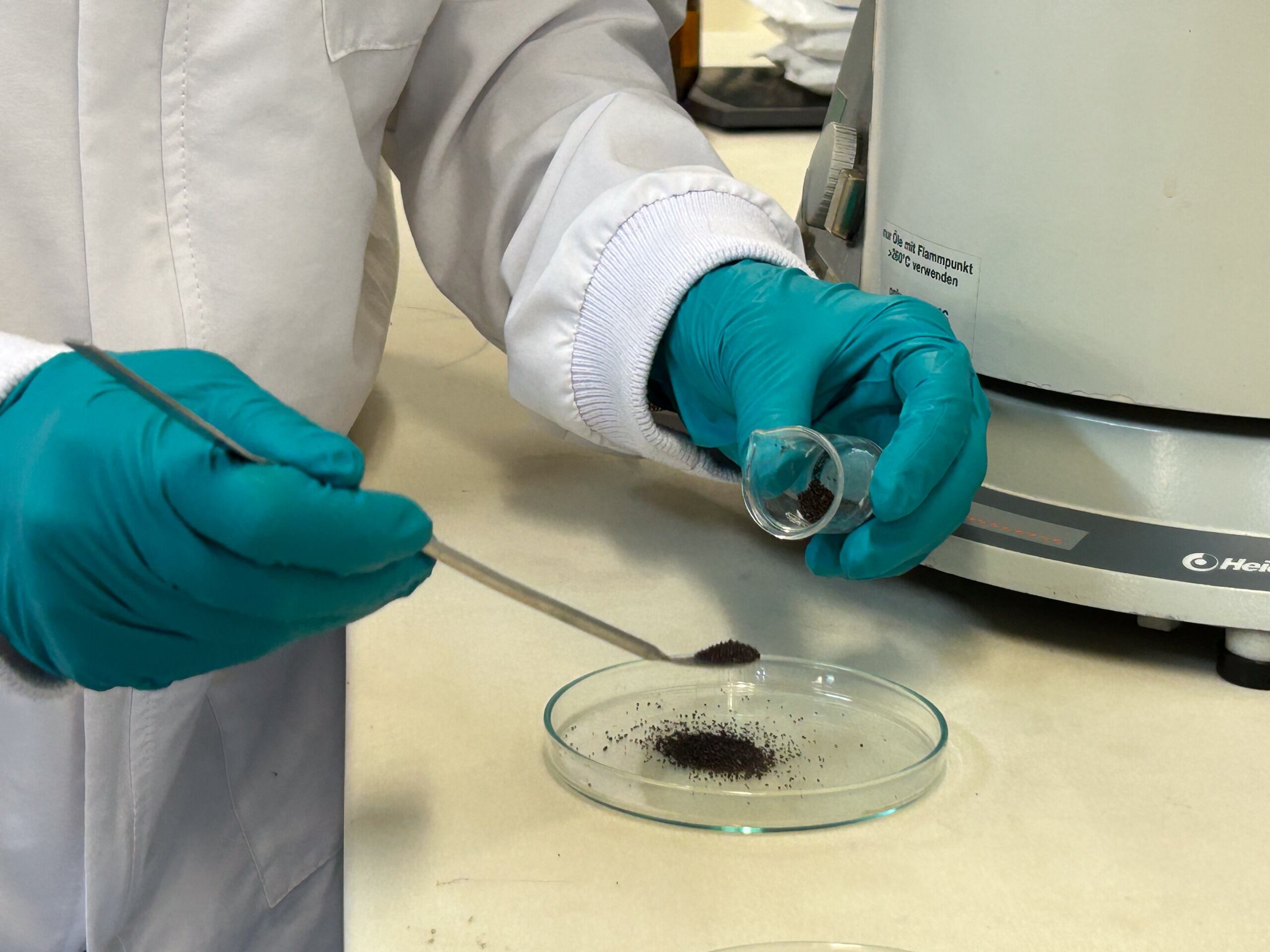 Procedimiento para tratar el agua contaminada con crudo. Foto: UNAL.