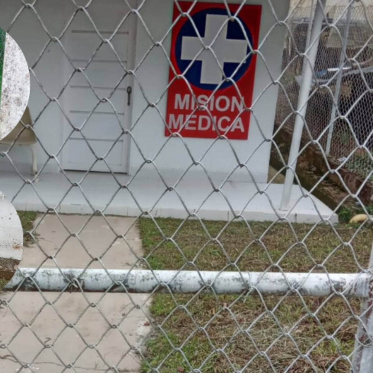 La escuela y el centro de salud afectados por las balas durante combates entre ilegales en Briceño