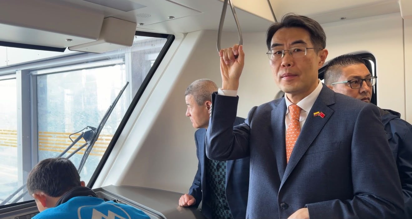 El embajador de China en Colombia, Zhu Jingyang, en el Metro de Bogotá. 
(Foto:   Caracol Radio)