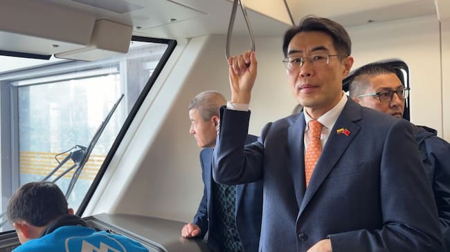 El embajador de China en Colombia, Zhu Jingyang, en el Metro de Bogotá.
(Foto: Caracol Radio)
