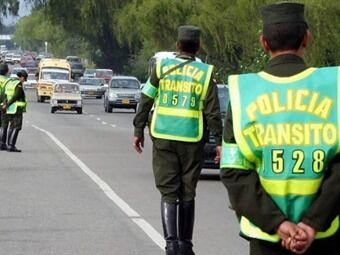 La Policía vigila las carreteras para impedir bloqueos. Foto: Colprensa