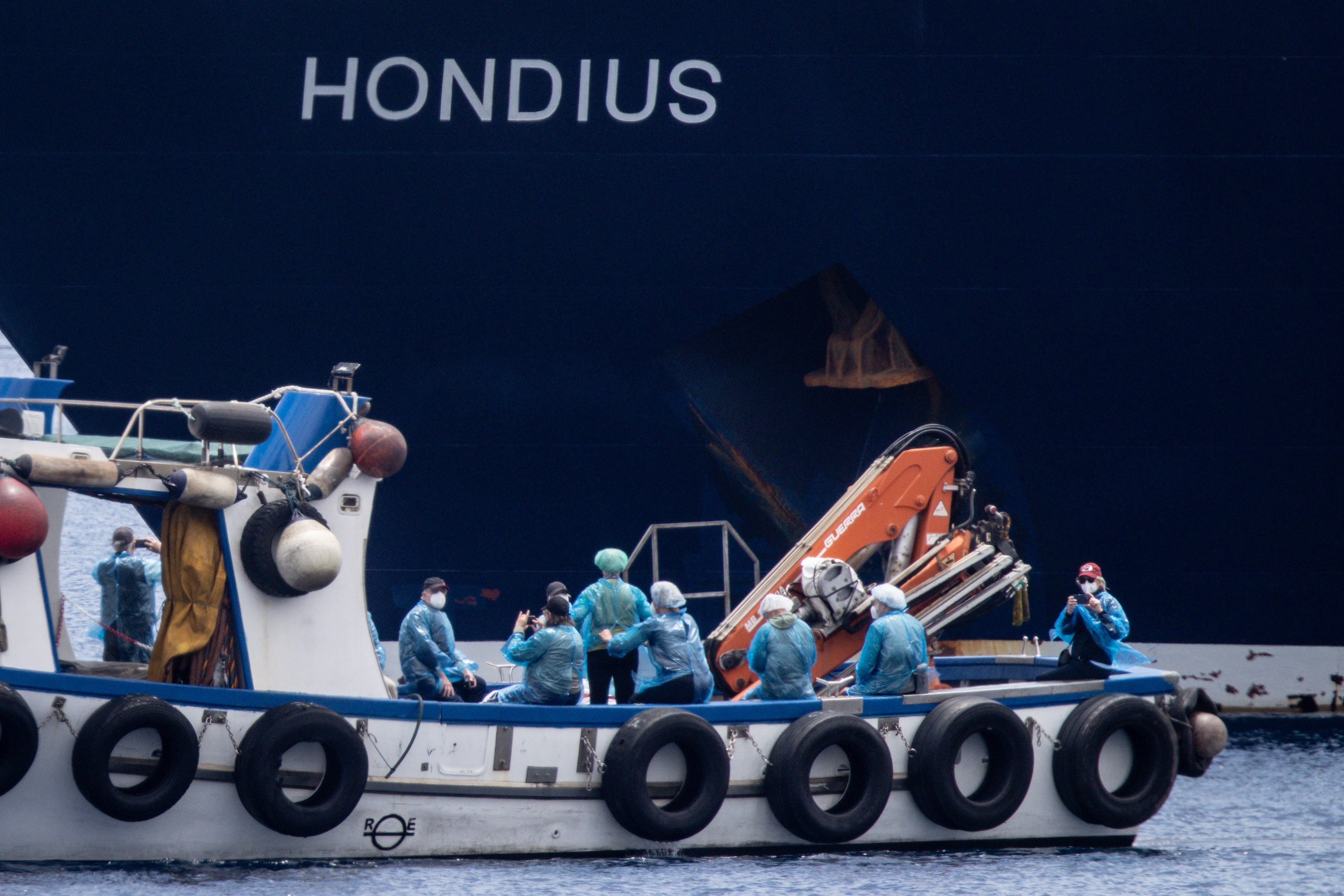 Pasajeros evacuados del crucero MV Hondius, afectado por un brote de hantavirus. 
(Foto:     Chris McGrath/Getty Images)