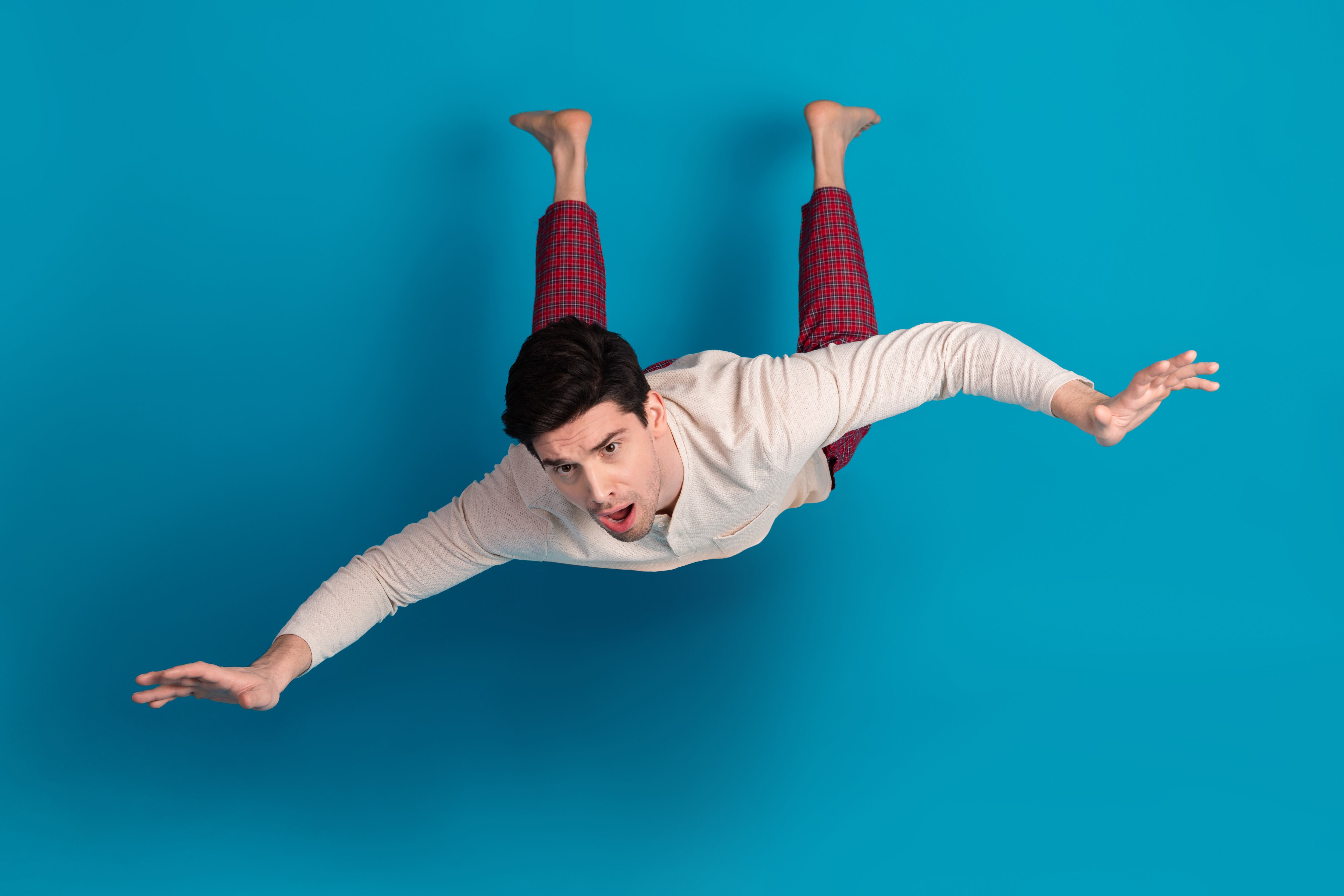 Hombre en pijama cayendo, imagen de referencia (Getty Images).
