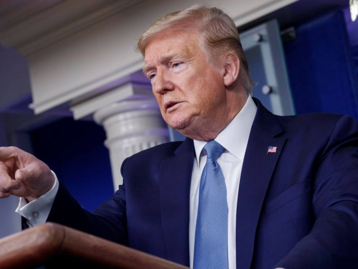 Trump suspende emisión de permisos de residencia permanente para migrantes