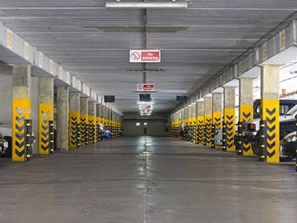 Alcalde Petro busca reducción de tarifas en parqueaderos de centros comerciales