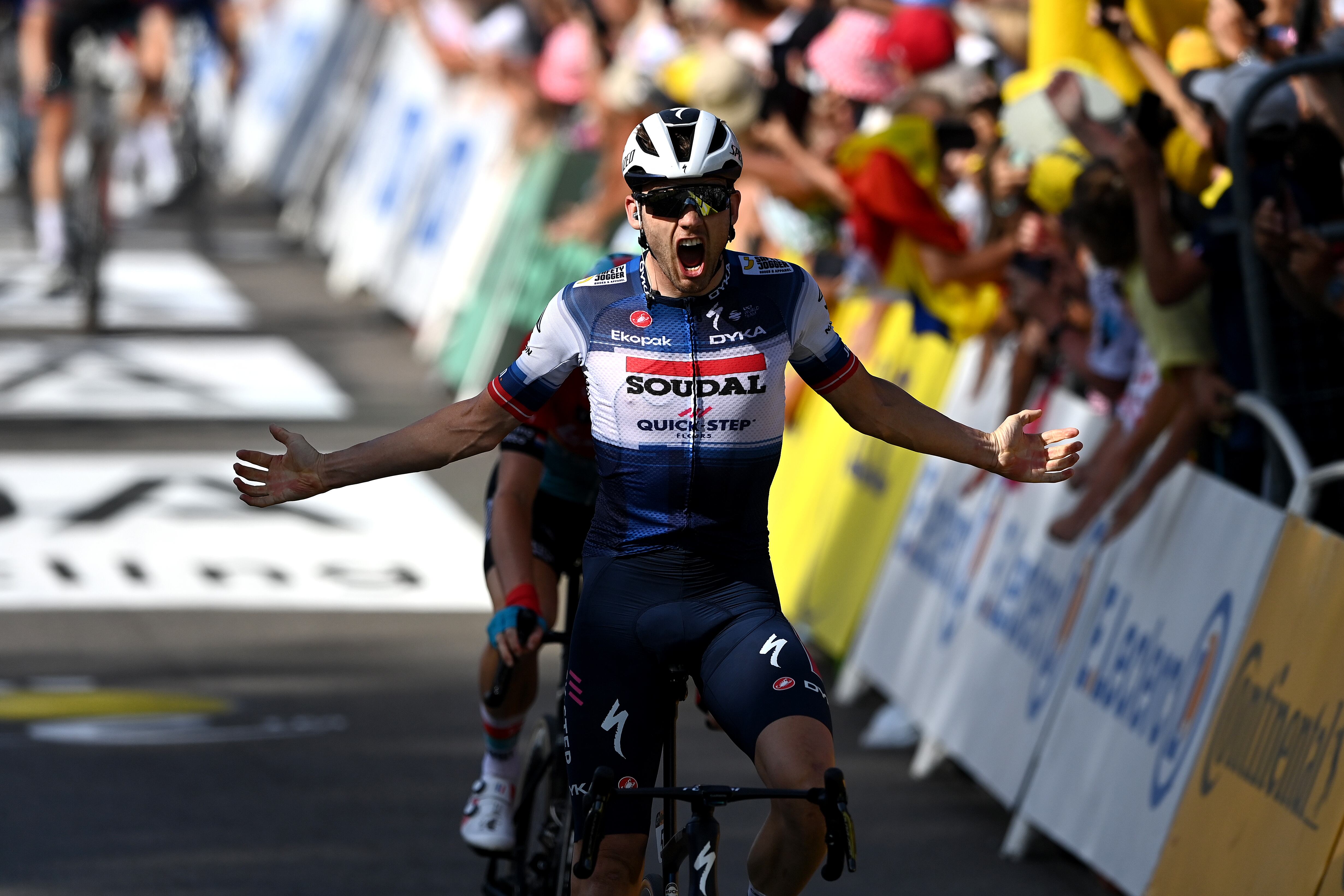 Kasper Asgreen celebra la victoria en la etapa 18 del Tour. (Photo by Tim de Waele/Getty Images)