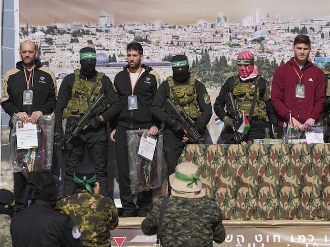 Hamas libera a tres rehenes israelíes en el sexto intercambio con Israel durante el alto el fuego
