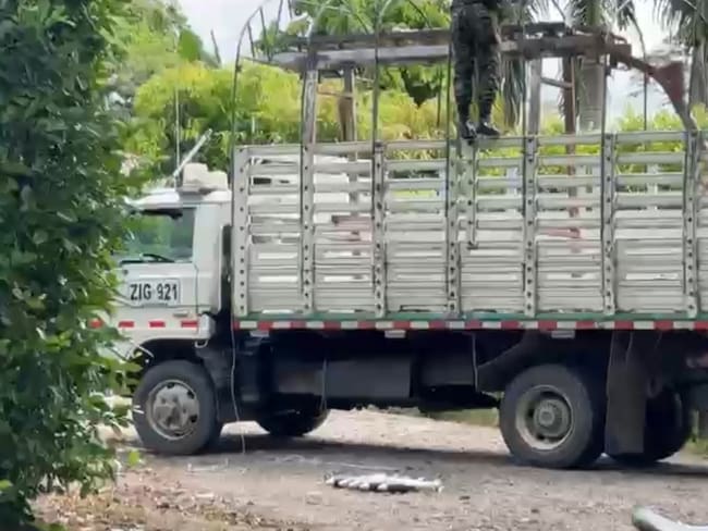 Camión cargado de explosivos es abandonado en el sector de Apiay, Meta.
