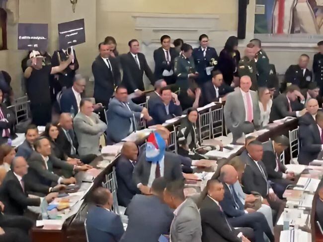 ¿Por qué una máscara de Papá Pitufo apareció en la instalación del Congreso de la República? Foto de X