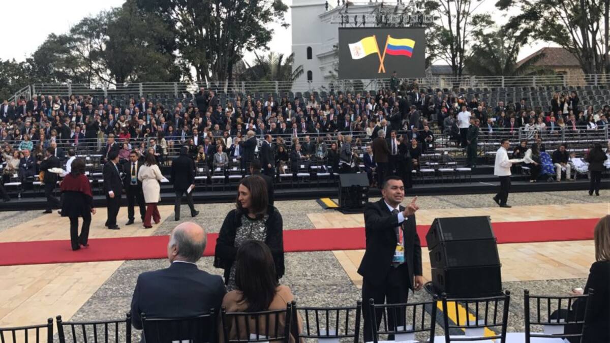 Ministros y políticos a la espera del sumo pontífice.