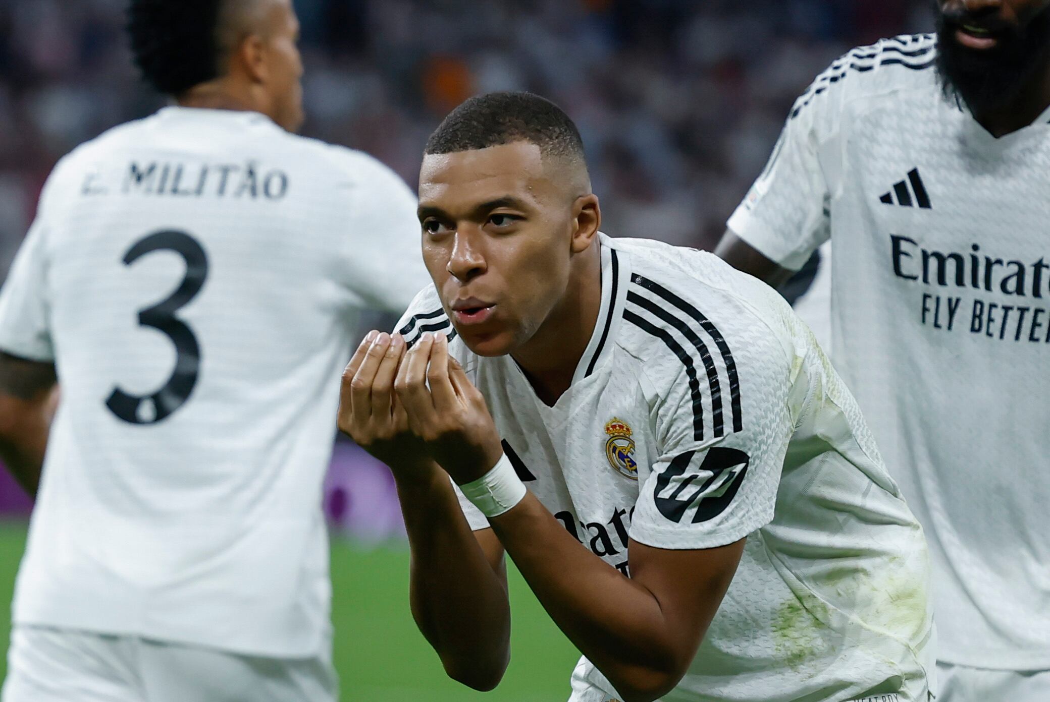 El delantero del Real Madrid Kylian Mbappé celebra su gol, el primer gol del equipo blanco, durante el encuentro correspondiente a la primera jornada de la Liga de Campeones que Real Madrid y Vfb Stuttgart disputan hoy martes en el estadio Santiago Bernabéu, en Madrid. EFE/Kiko Huesca