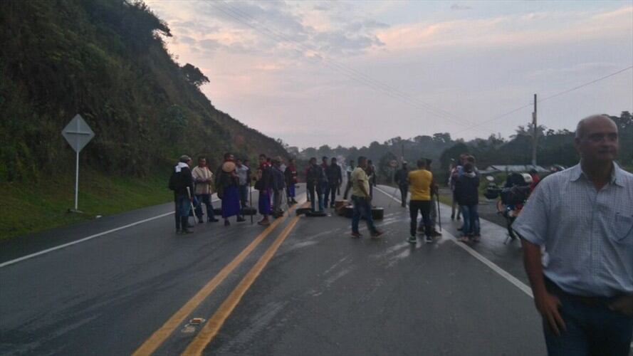 Indígenas Misak bloquean la vía Panamericana en Piendamó, Cauca . Foto: