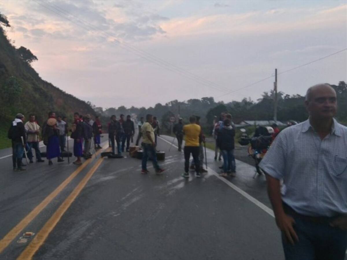 Indígenas Misak bloquean la vía Panamericana en Piendamó, Cauca