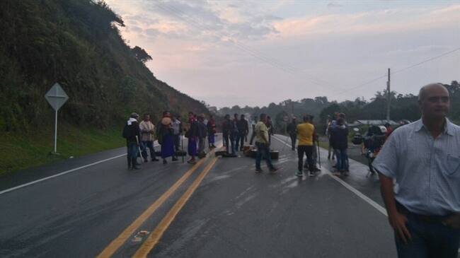 Indígenas Misak bloquean la vía Panamericana en Piendamó, Cauca . Foto: