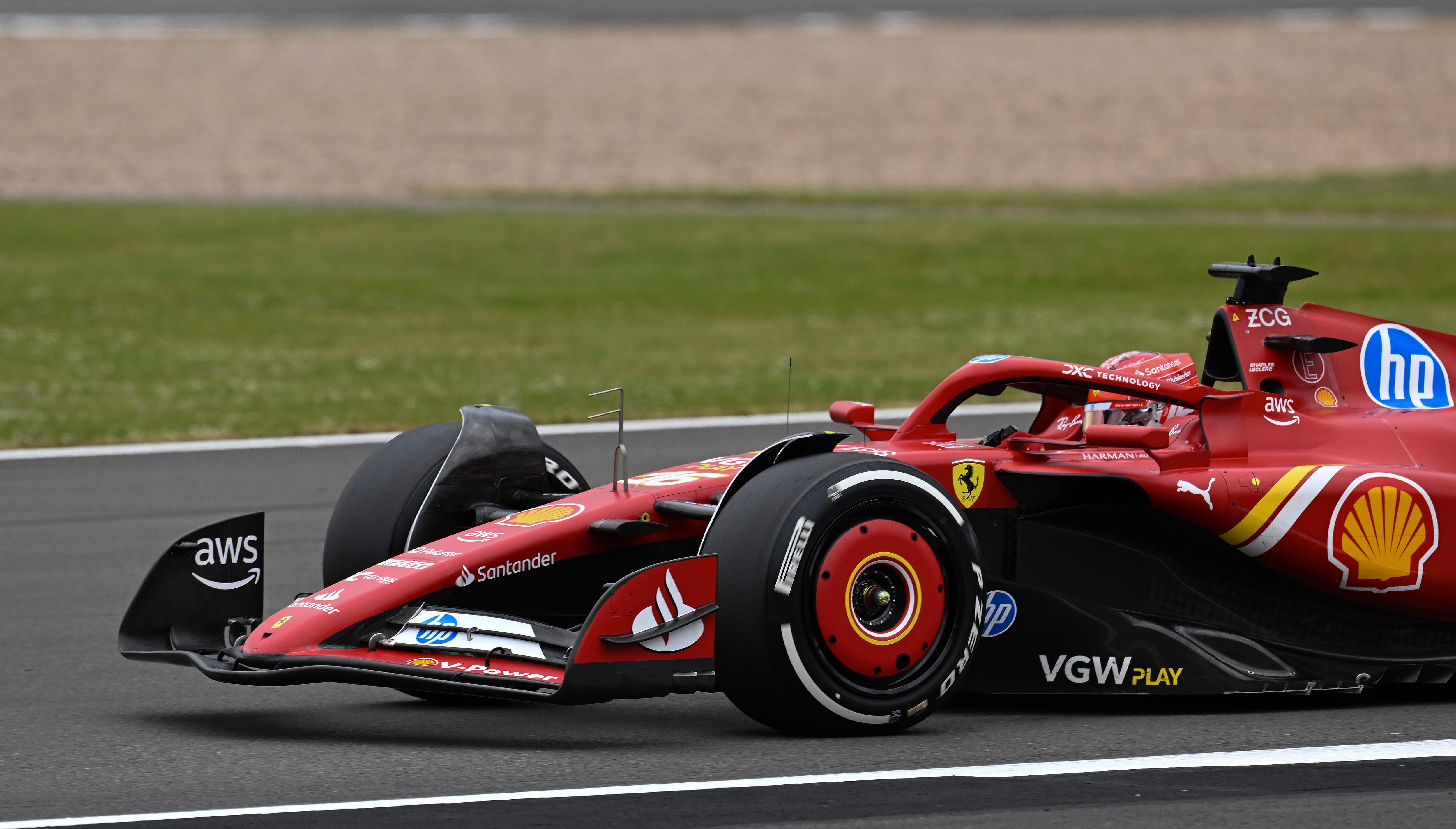 Charles Leclerc maneja su Ferrari durante una carrera de la Fórmula 1 en la presente temporada. (Fórmula Uno, Reino Unido) EFE/EPA/PETER POWELL