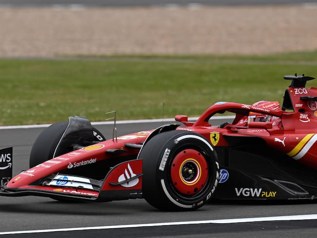 Charles Leclerc maneja su Ferrari durante una carrera de la Fórmula 1 en la presente temporada. (Fórmula Uno, Reino Unido) EFE/EPA/PETER POWELL