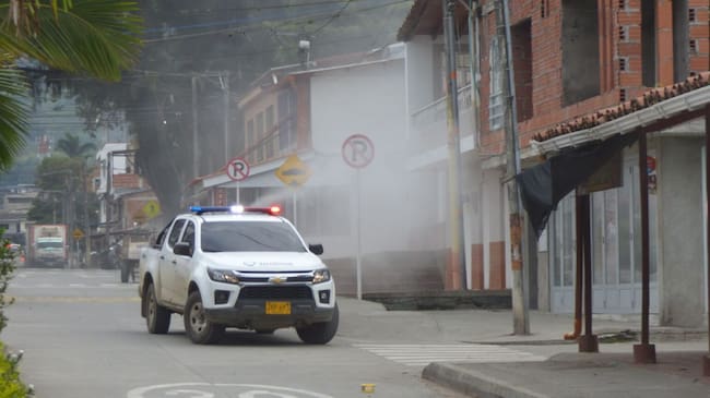 Fumigación en el área urbana en Supía, Caldas. Foto: Dirección Territorial de Salud de Caldas.