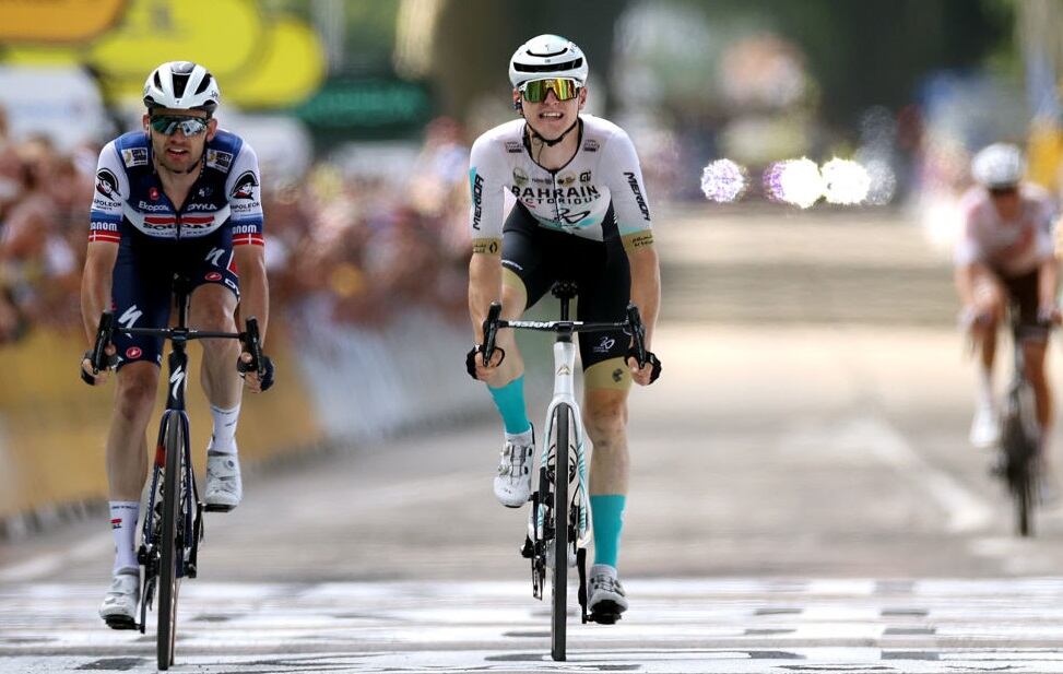 Kasper Asgreen (izquierda) y Matej Mohoric (derecha) en el sprint final de la etapa 19 del Tour de Francia Photo by Michael Steele/Getty Images)