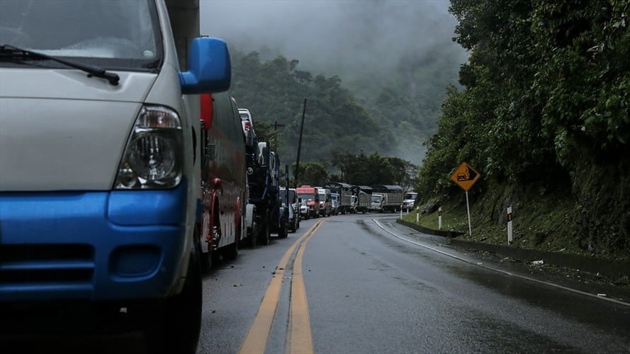 Debido a las fuertes lluvias de las últimas horas, se registró un derrumbe de menor magnitud en la vía Bogotá-Villavicencio. Foto: Colprensa