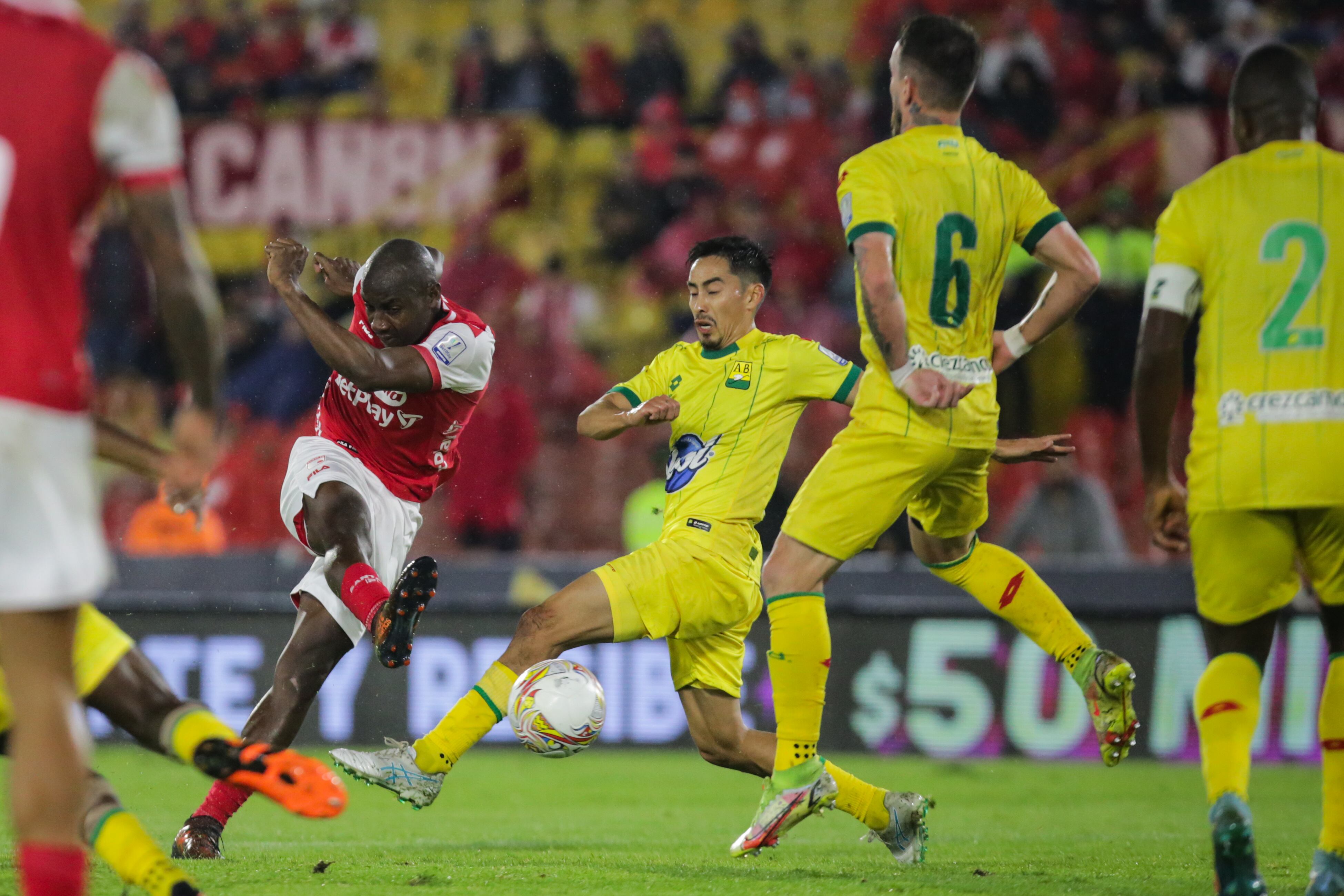 Santandereanos y capitalinos se enfrentan en el partido de ida / Colprensa - Mariano Vimos