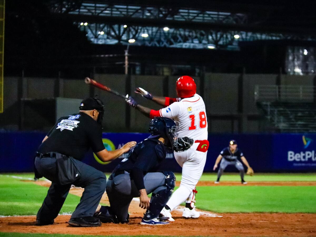 Tigres de Cartagena continúan a paso firme en la liga de béisbol