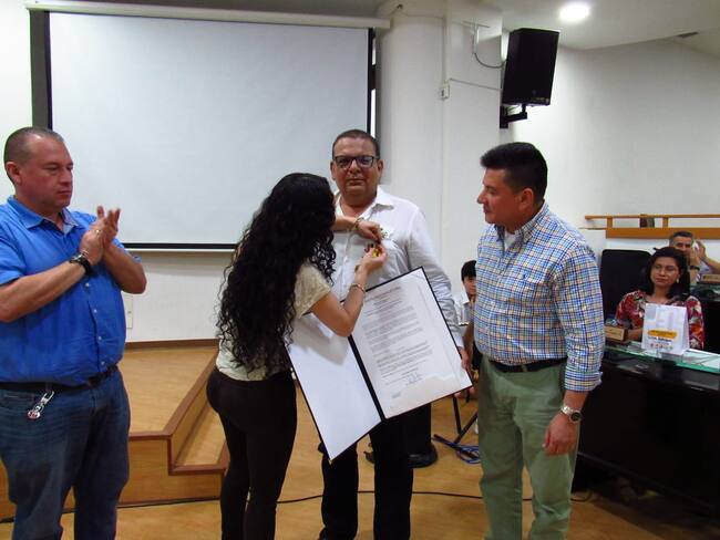 Álvaro Barrero, director del Sena Tolima, recibiendo reconocimiento de la Asamblea.