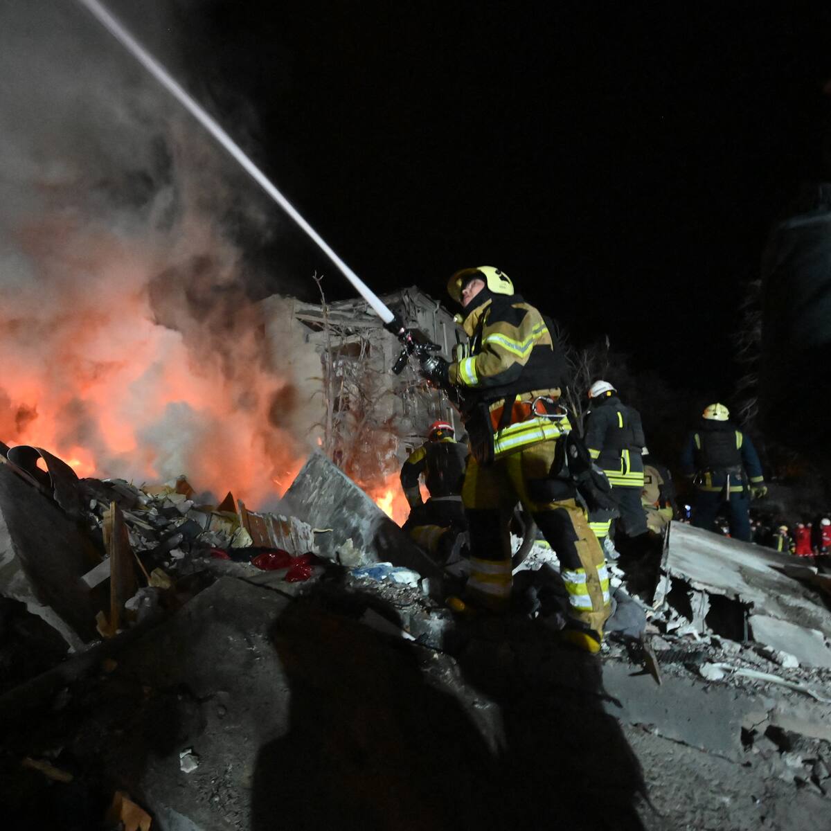 Bombardeos rusos dejan 12 muertos en Ucrania y destruyen edificio residencial