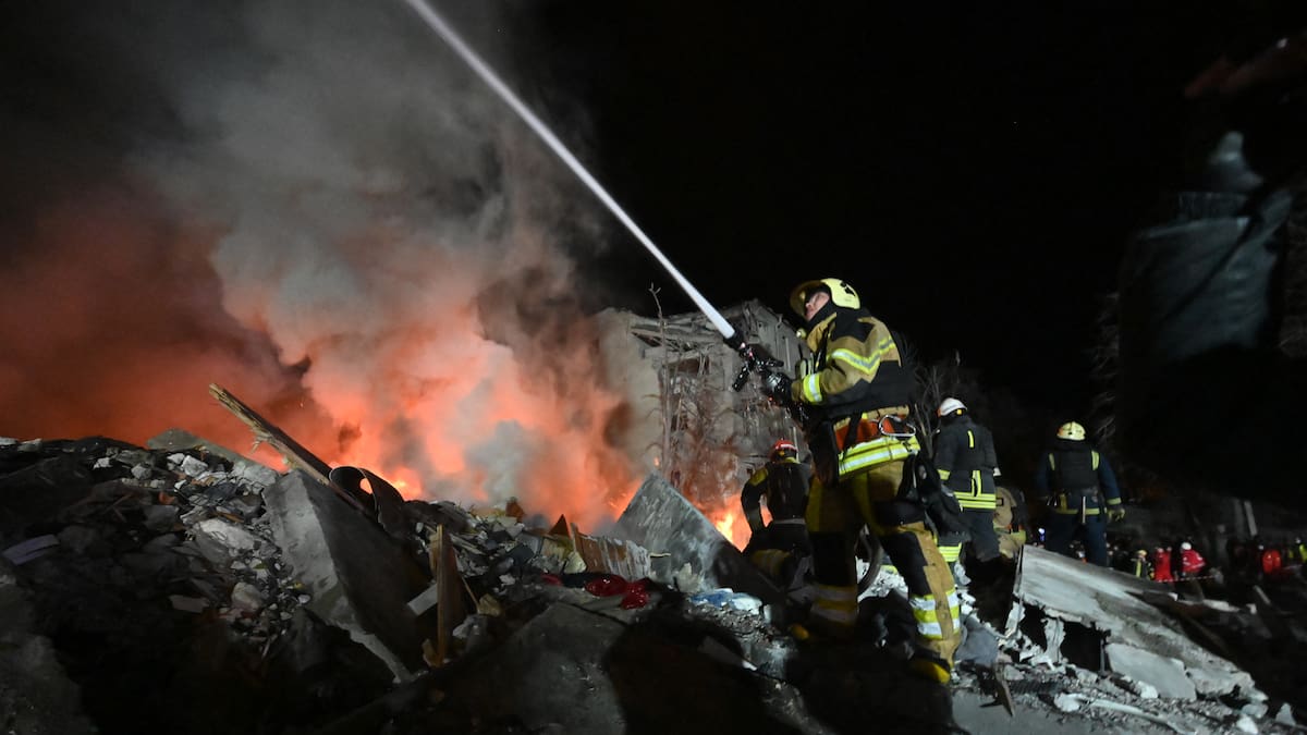 Bombardeos rusos dejan 12 muertos en Ucrania y destruyen edificio residencial