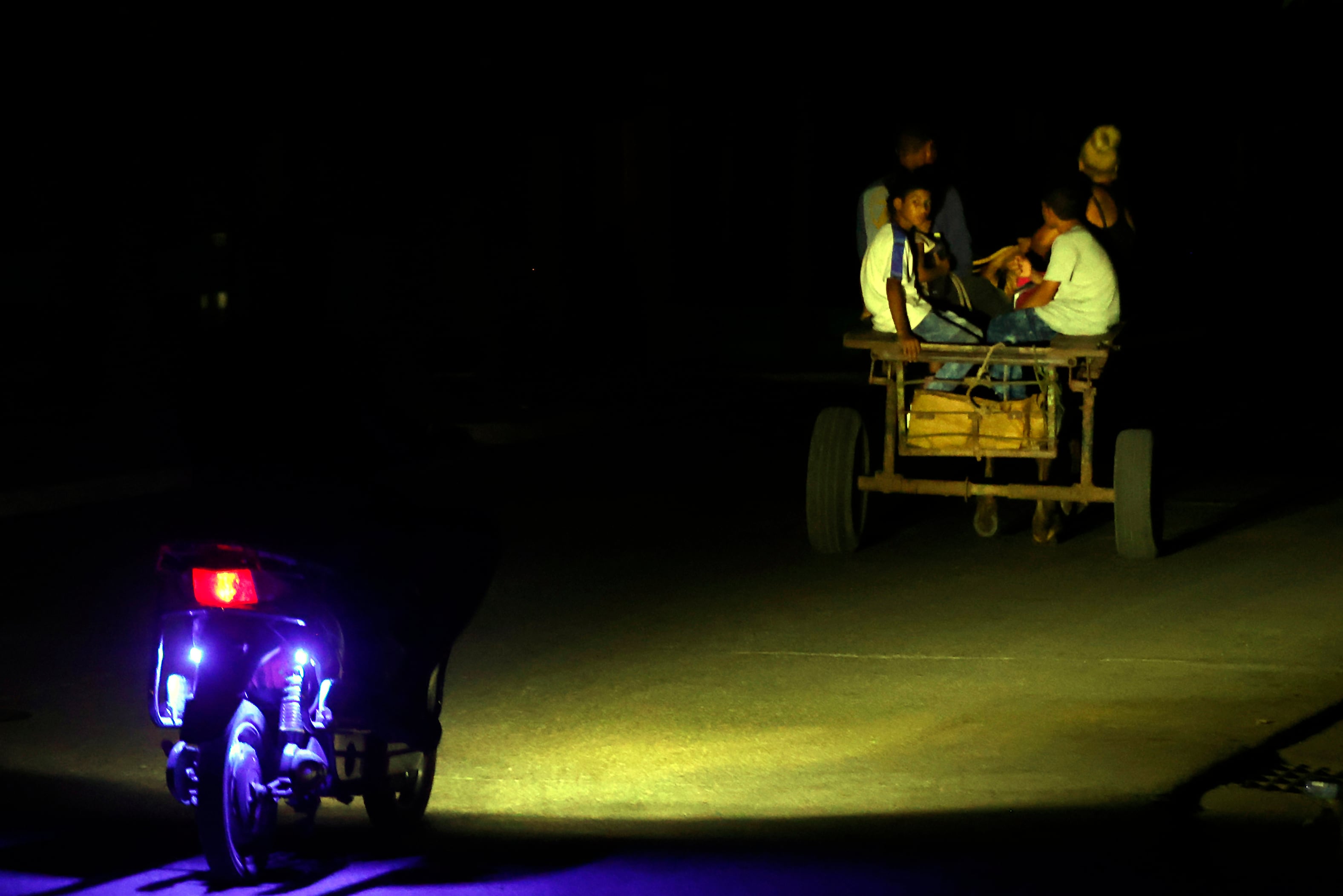 AME7526. LA HABANA (CUBA), 21/06/2025.- Fotografía del 29 de mayo de 2025 de personas movilizándose en una calle durante un apagón en La Habana (Cuba). La llegada del verano amenaza con azuzar la ya grave crisis energética cubana, con apagones medios diarios de casi 20 horas. El panorama es "crítico", según el propio Gobierno. EFE/ Ernesto Mastrascusa