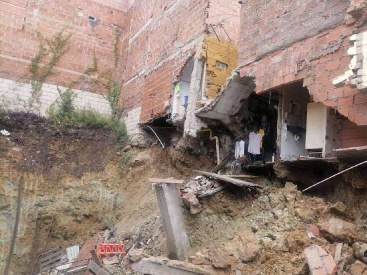 Evacuan a 33 personas por el colapso de varias viviendas en Medellín