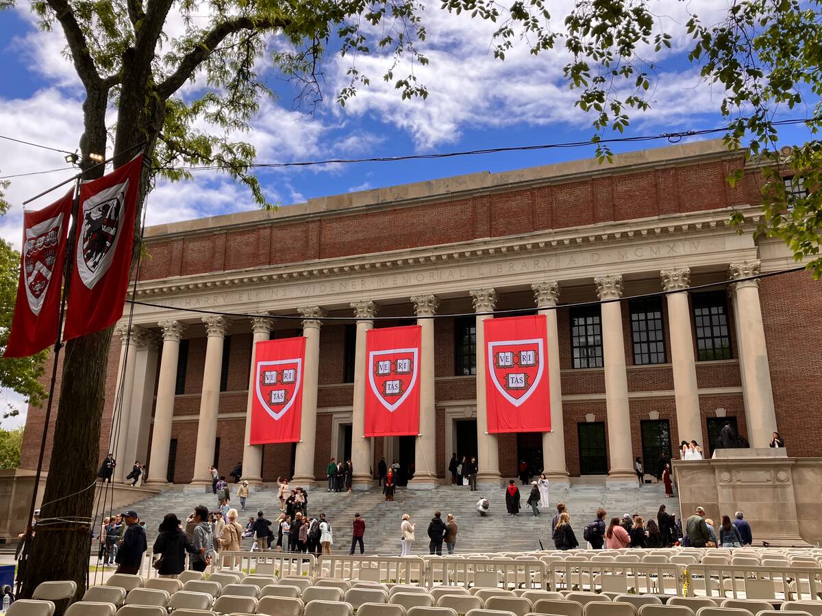 Gobierno Trump considera quitar contratos por 100 millones de dólares a Harvard