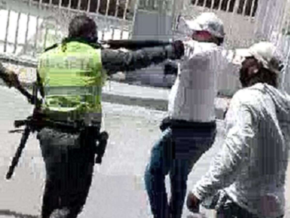 Mototaxista y policía se enfrentan a puños en vía pública de Cartagena