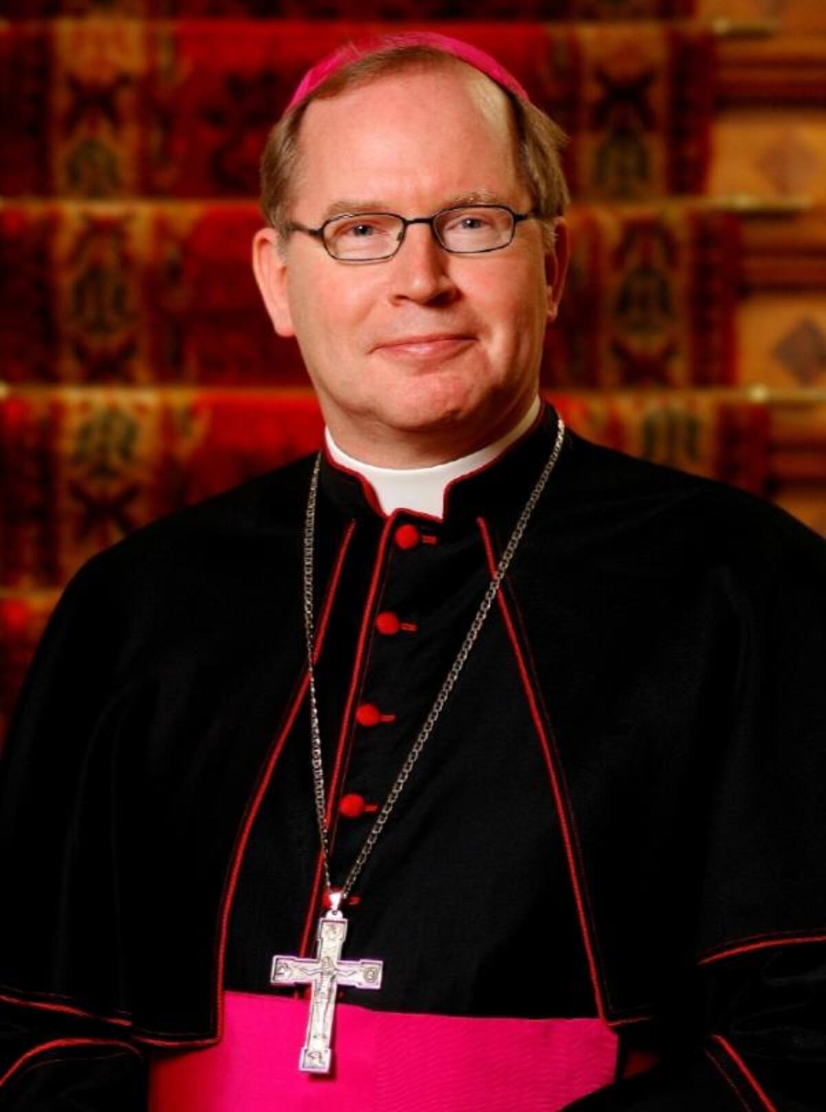 Willem Jacobus "Wim" Eijk , tiene 59 años, actualmente es arzobispo de Utrecht.