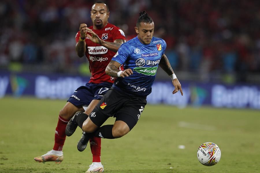 Leonardo Castro en un duelo con Felipe Pardo en la final de la Liga Colombiana / EFE