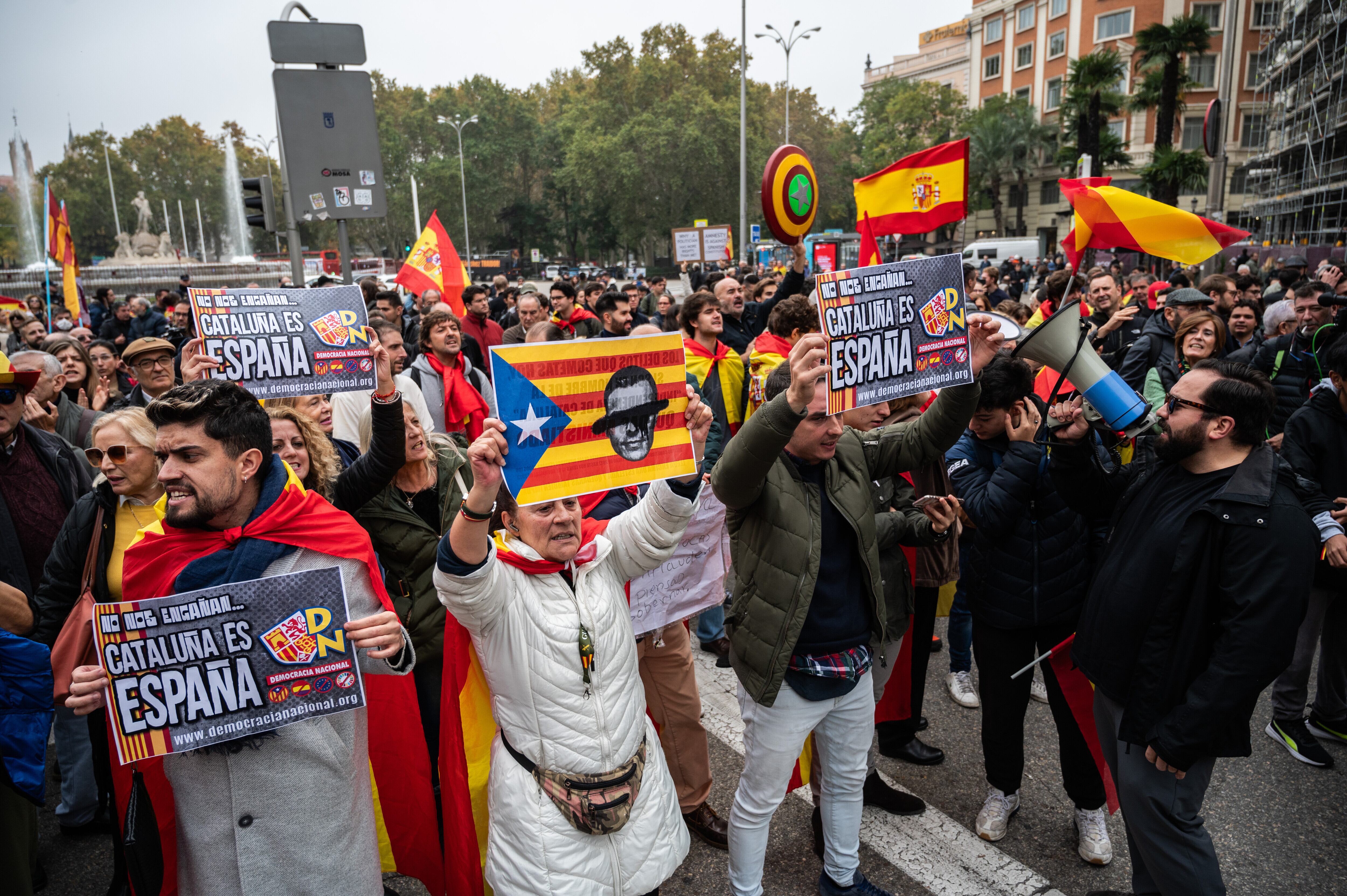 MADRID, SPAIN - 2023/11/16: People protesting outside the Congress of Deputies as the Parliamentary debate is being carried out for the vote to elect Spain's next president. People have gathered outside the Congress of deputies to protest against the government and the amnesty deal for Catalan separatist leaders which is included in the agreement that has guaranteed the investiture of the socialist candidate Pedro Sanchez, who has been finally elected president of Spain today. (Photo by Marcos del Mazo/LightRocket via Getty Images)