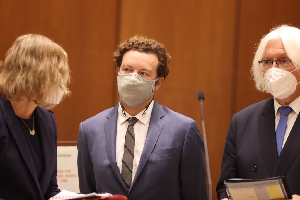 El actor Danny Masterson junto a sus abogados Thomas Mesereau y Sharon Appelbaum mientras es procesado por cargos de violación en el Centro de Justicia Penal Clara Shortridge Foltz el 18 de septiembre de 2020 en Los Ángeles, California. Lucy Nicholson - Pool/Getty Images)