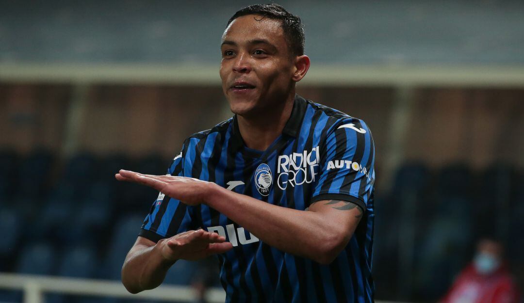 Luis Fernando Muriel festeja su gol 17 con Atalanta en la presente temporada.
