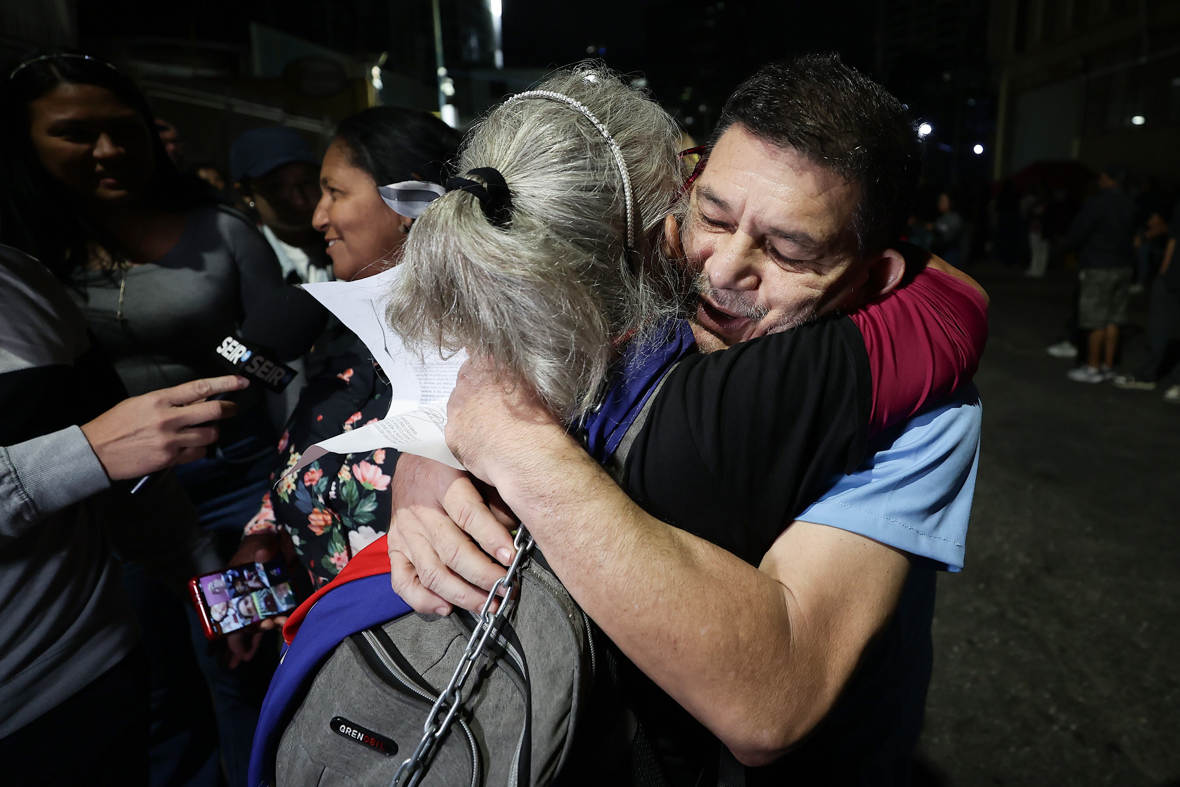 Frankiln Parra (c-d) reacciona este sábado, al ser liberado del centro penitenciario de la Policía Nacional Bolivariana (PNB) conocido como zona 7, en Caracas (Venezuela). (Cortesía: EFE/ Ronald Peña R)
