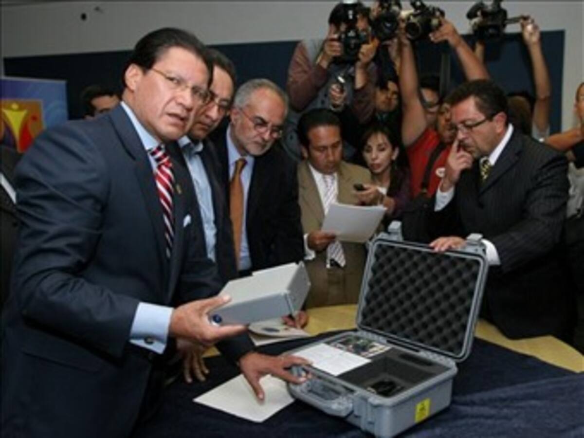 Fiscalía de Ecuador entregó a peritos computadores de ‘Raúl Reyes’