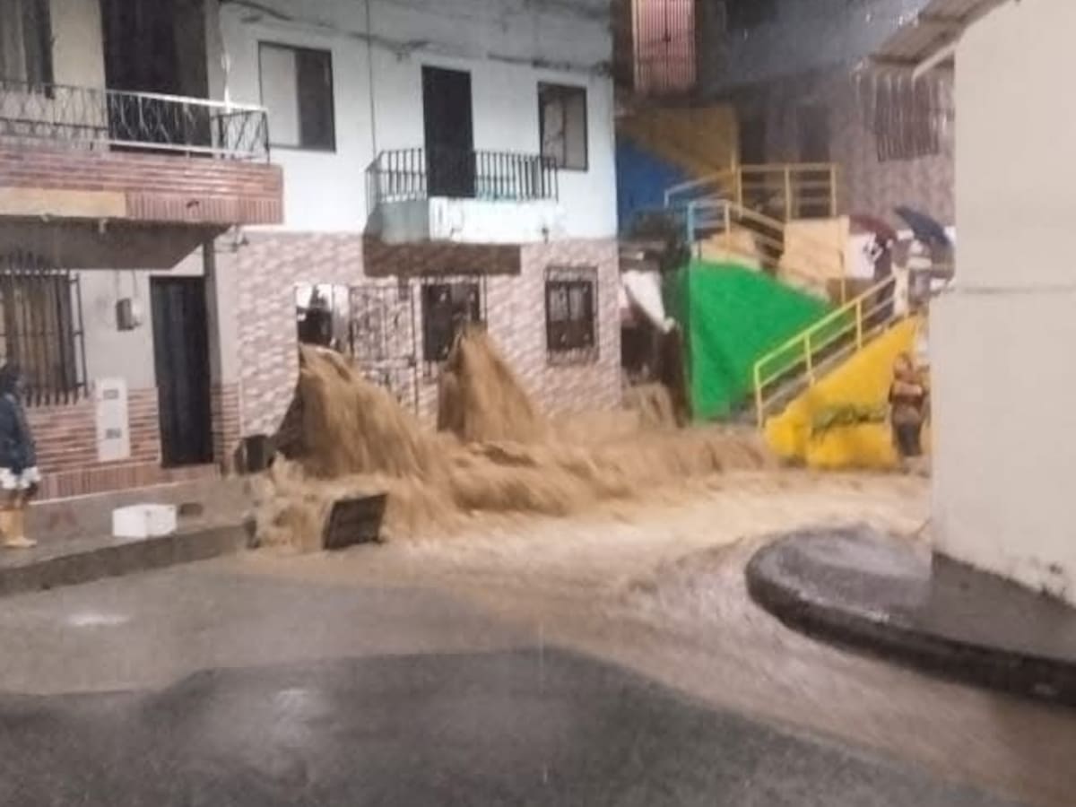 Fuertes lluvias dejan graves inundaciones y deslizamientos en Cisneros, Antioquia