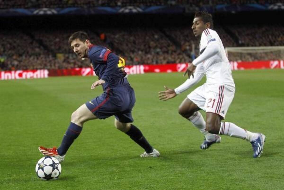 El delantero argentino del FC Barcelona Lionel Messi pelea un balón con el centrocampista guineano del AC Milan Kevin Constant