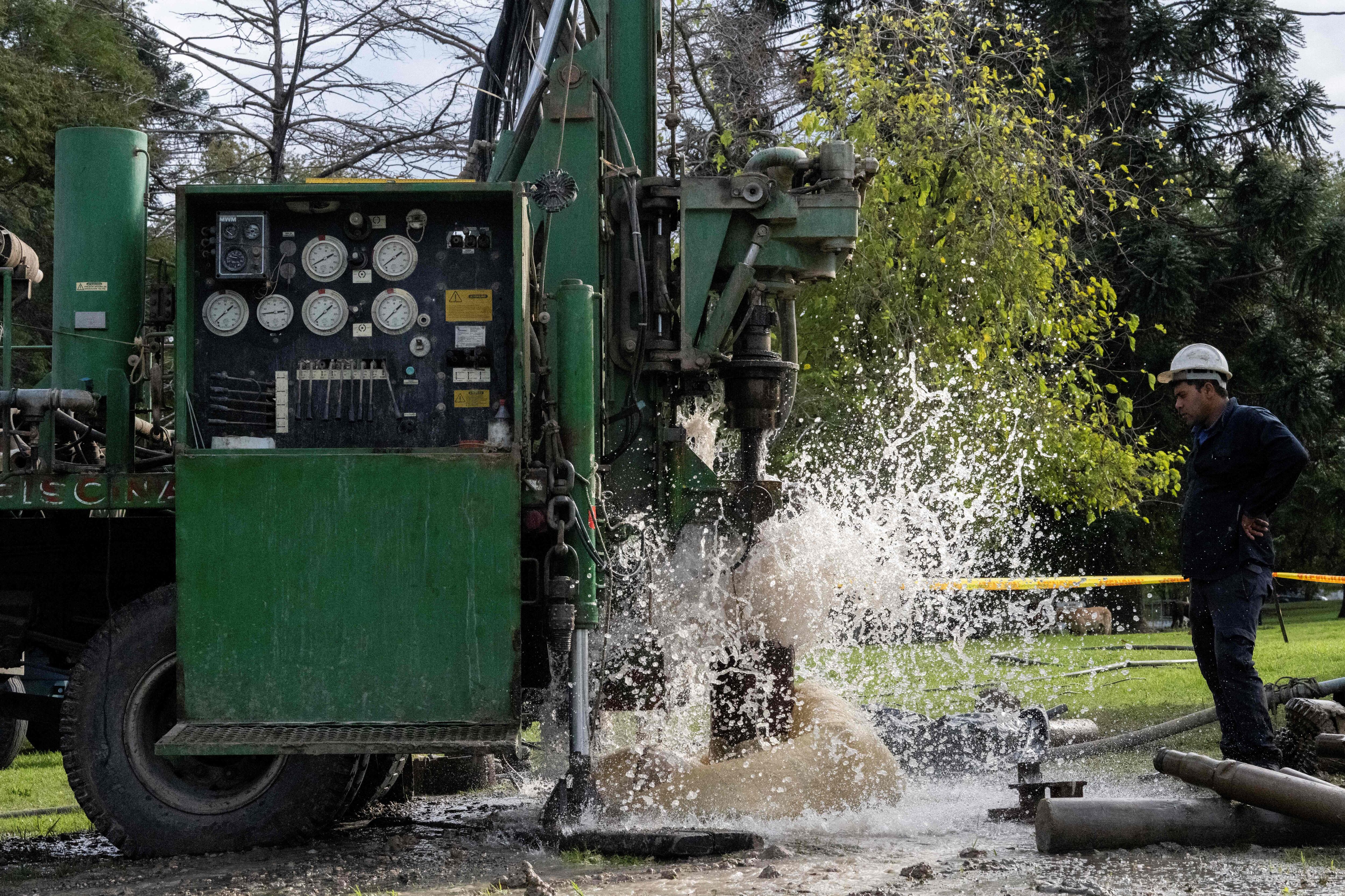 Jornada de perforación en Montevideo (Uruguay) en búsqueda de agua subterránea para hacer frente a la sequía.
(Foto: PABLO PORCIUNCULA/AFP via Getty Images)