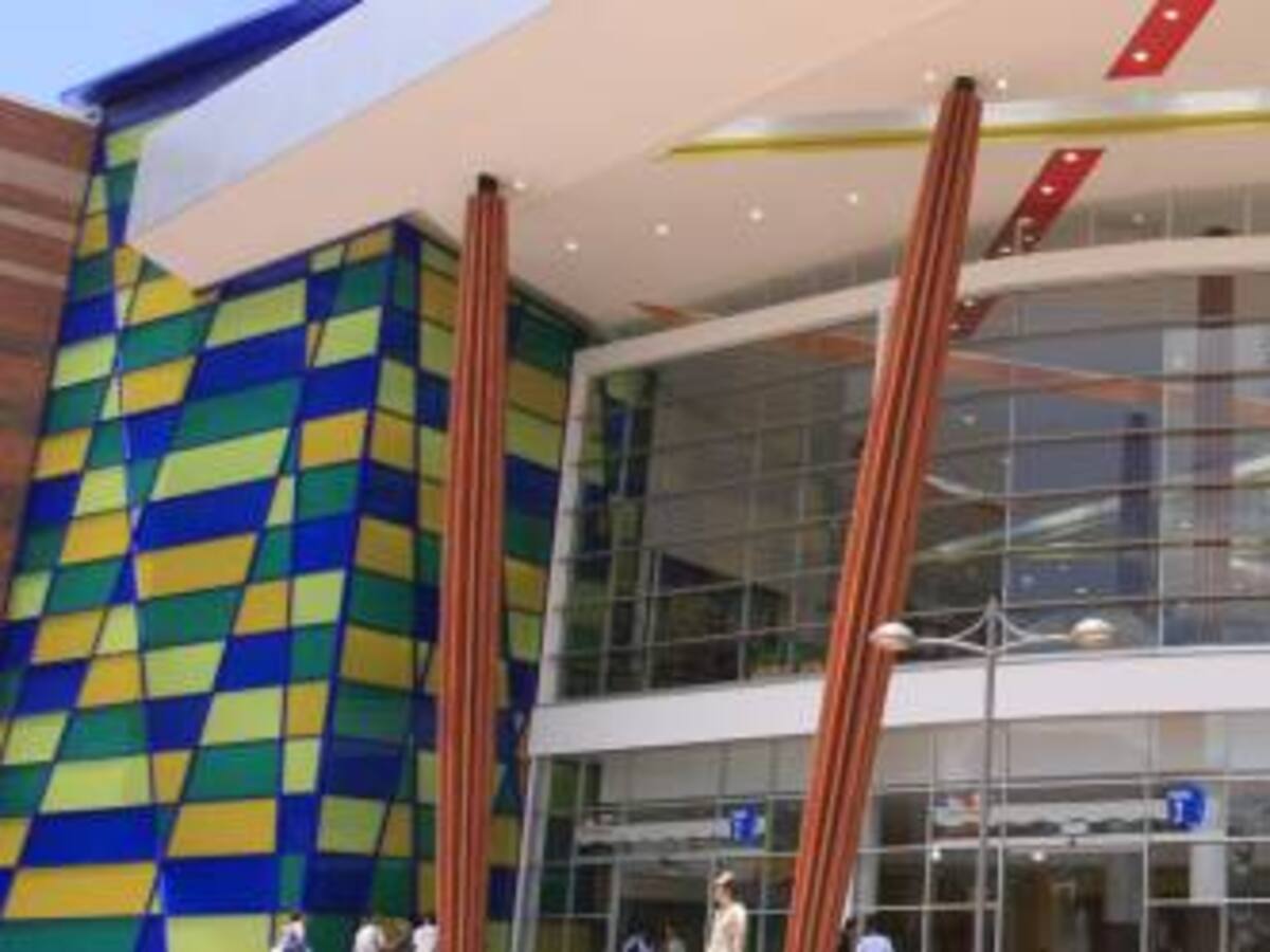 Muere menor de 13 años tras caer de un tercer piso en centro comercial