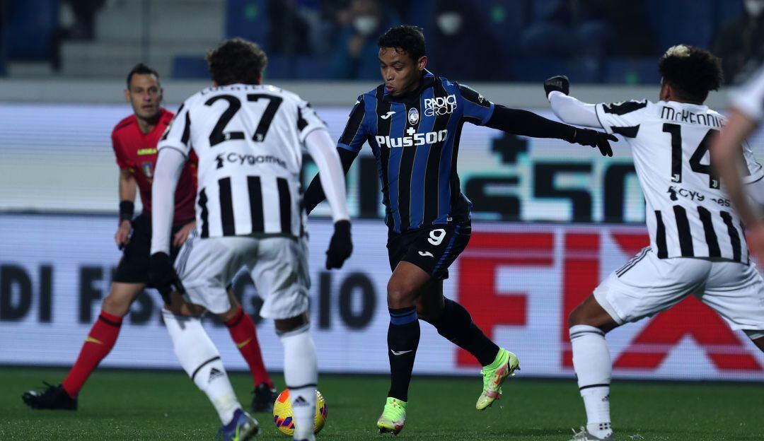 Luis Muriel enfrentando a la Juventus por la Liga Italiana
