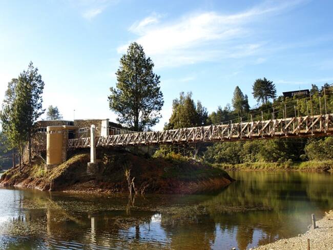 En medio de una reserva forestal, en el corregimiento de Santa Elena se puede alojar en el Hotel y Parque Ecológico Piedras Blancas, con capacidad de alojamiento de 96 personas. Un espacio ideal para los amantes de la naturaleza que también gustan de la comodidad y servicio de los grandes hoteles 5 estrellas. Además del alojamiento, puede disfrutar de un parque en medio del bosque, el mariposario y las más de 9000 especies de insectos que se encuentran exhibidos en el insectario que lo sorprenderán, además del paseo en bote que puede realizar por la represa que se puede divisar desde las habitaciones.