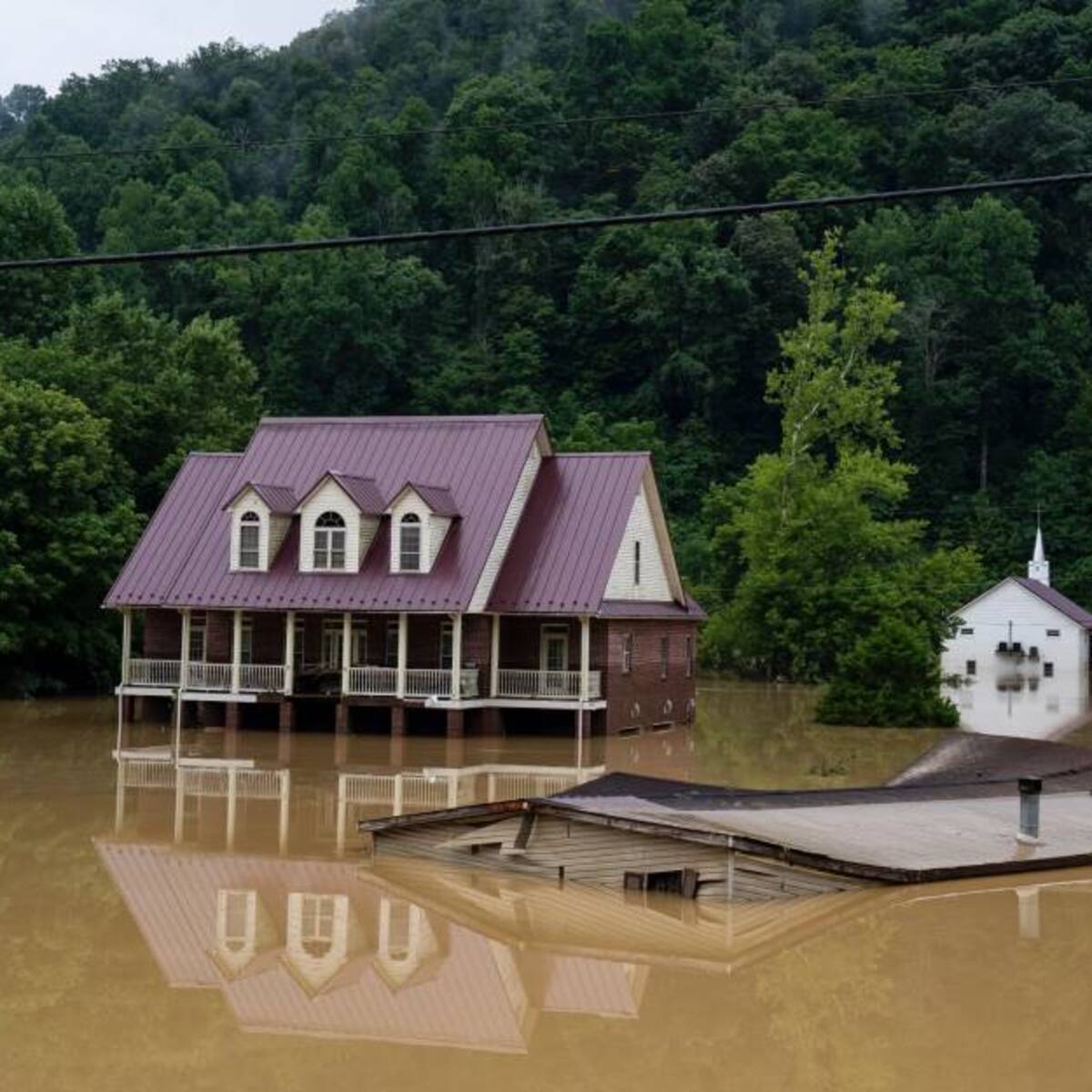 Asciende a 28 el número de muertos por inundaciones en Kentucky, EE.UU.