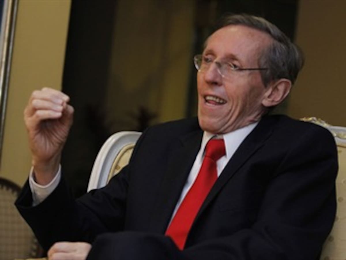 Presidente Santos debe cumplir su palabra y restituir a Petro: Navarro