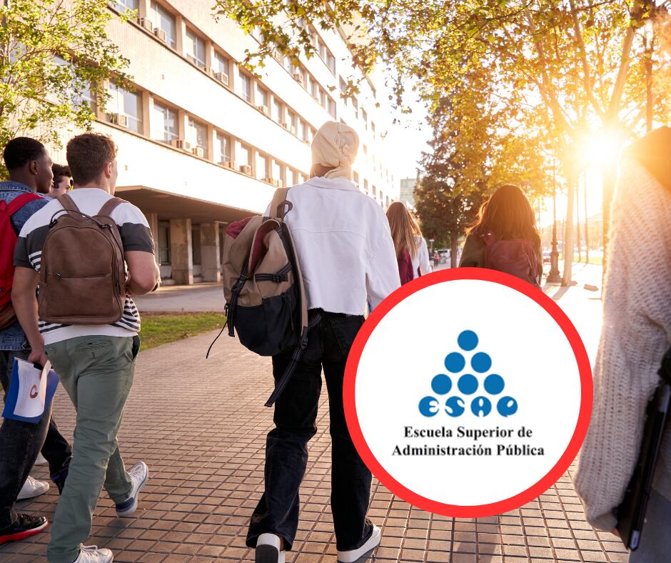 Estudiantes universitarios y logo de la ESAP (Getty Images)