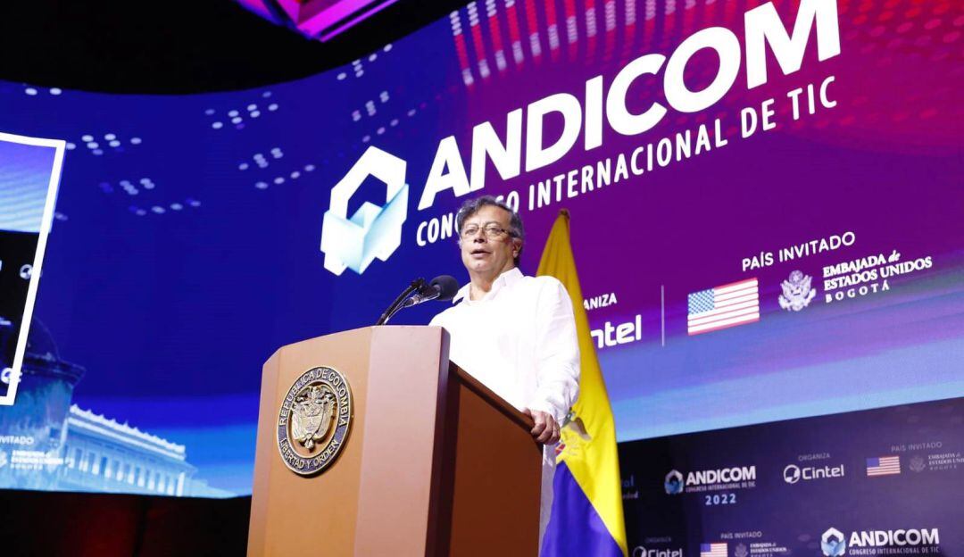 El mandatario dijo que el país necesita 200 mil kilómetros de redes de fibra óptica y actualmente se cuentan con 20 mil